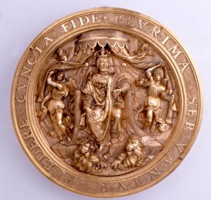 A gold bulla depicting an enthroned king.